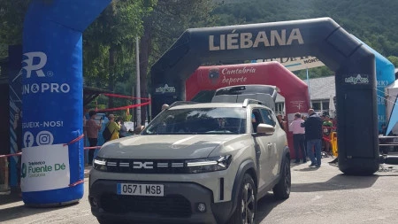 Dacia Vidal de la Peña presenta el nuevo Dacia Duster en el evento deportivo Km Vertical de Fuente Dé