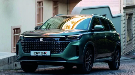 DFSK E5: 7 plazas, híbrido enchufable y un precio que rompe el molde