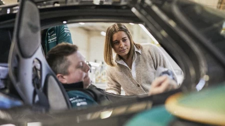 Aston Martin abre sus puertas a mujeres y niñas ambiciosas en el Día Internacional de la Mujer
