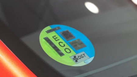 Coches nuevos con etiqueta ECO en Almería: ventajas hoy y a futuro