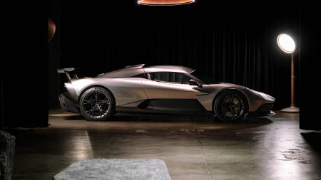 Quando as luzes se apagam, nasce uma lenda: Aston Martin Valhalla