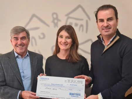 Salón CarOutlet Vigo dona 4.471,82 € a Aldeas Infantiles SOS Galicia