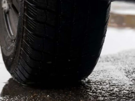 Los charcos al volante pueden ser peligrosos si no tienes cierto cuidado. 