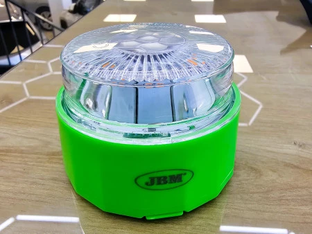 Luces V16 homologadas por la DGT: la única señalización permitida en 2026