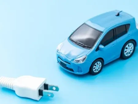 Cargar la batería con pinzas el orden correcto si conduces un coche de Yamovil