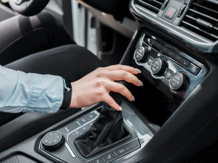 ¿Cómo funciona y cómo conducir un coche automático?