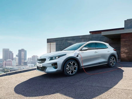 Plan Moves III: incentivos a la compra de coches eléctricos, de hidrógeno e híbridos enchufables.