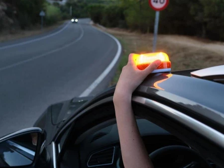 Luz de emergencia led para el coche: cuando su uso será obligatorio, cómo se usa y cuánto vale.