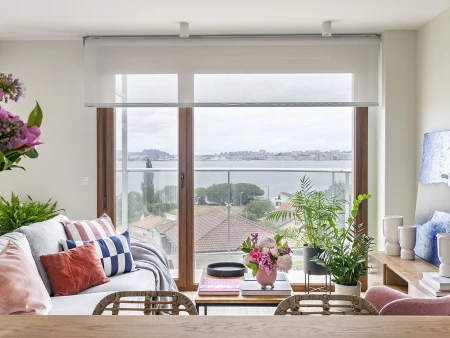 Un dúplex en Pedreña, Cantabria, con espacios abiertos muy bien aprovechados y un diseño nórdico muy alegre