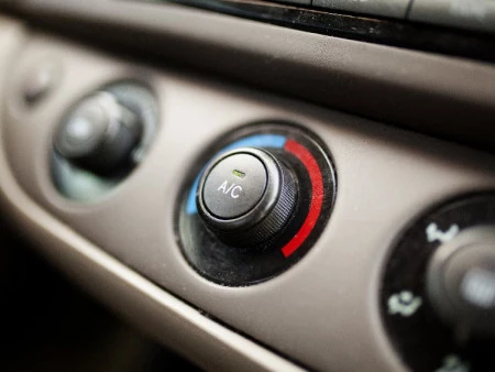 Limpia el circuito del aire acondicionado de tu coche antes de comenzar a usar la calefacción