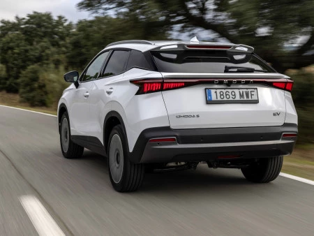 ¿CUÁNTO CUESTA IR A LA PLAYA CON UN COCHE ELÉCTRICO EN EL PUENTE DE MAYO? LO CALCULAMOS CON EL OMODA 5 EV