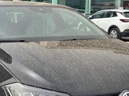 ¿Cómo limpiar el coche del polvo subsahariano y el barro?