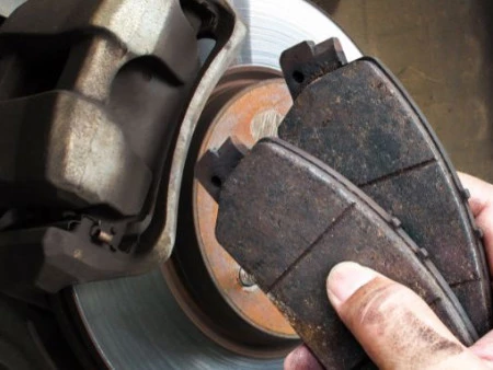 Cómo saber si las pastillas de freno están desgastadas sin ir al taller.