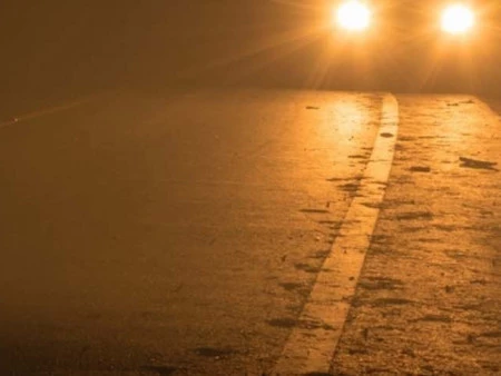 ¿Qué factores influyen en la intensidad de la luces del coche?