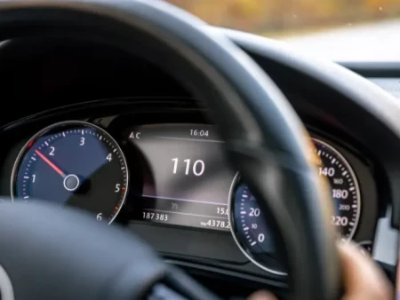 Cómo afectan los nuevos límites de velocidad a los coches Volkswagen y Renault de segunda mano