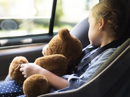 Limitación de uso de los elevadores sin respaldo para niños en el coche