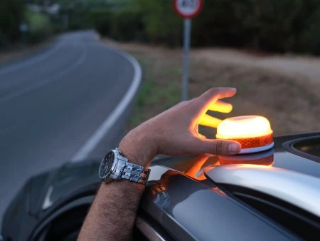 Baliza V16 obligatoria en España a partir de enero de 2026: todo lo que debes saber 