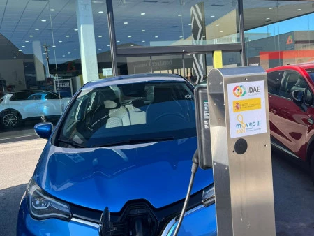 Nuevo punto de recarga de vehículos eléctricos 24/7 en Renault Ros - Gavà