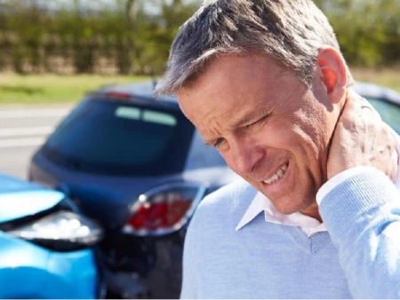 Cómo colocar correctamente el reposacabezas del coche