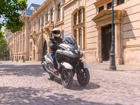 TRICITY 300 2026: RENOVACIÓN COMPLETA Y AHORA CON AIRBAG