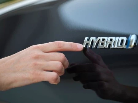 Ventajas y desventajas de los coches híbridos frente a los eléctricos.
