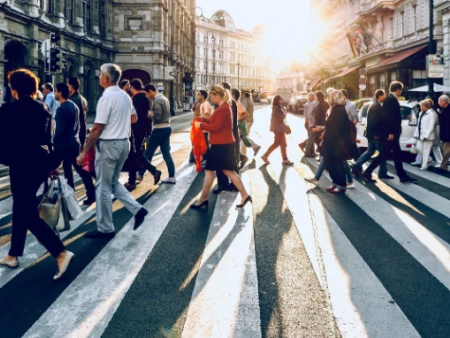 Un “palo” con semáforo, señal y papelera: la idea de Pere Navarro que genera debate