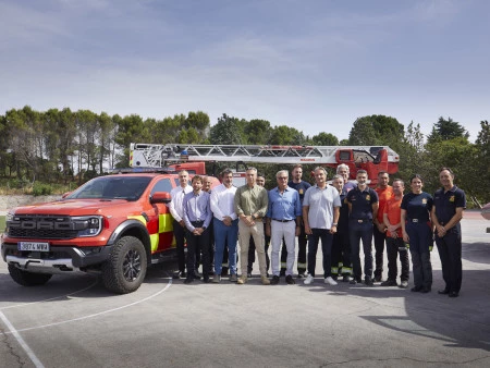 CARLOS SAINZ MUESTRA A LOS BOMBEROS DE LA COMUNIDAD DE MADRID A SACARLE TODO EL PARTIDO AL FORD RANGER RAPTOR