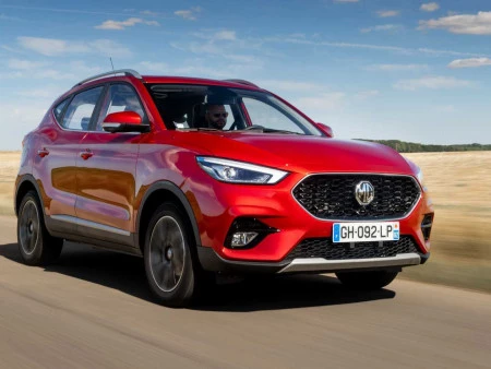 ¡Descubre los coches más vendidos de Abril 2023 y sus impresionantes características!