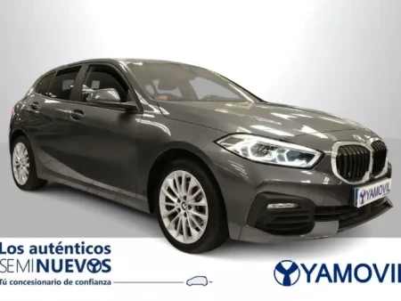 Decoraciones navideñas para tu coche de ocasión: opciones seguras y divertidas