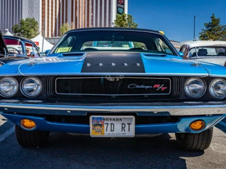 «El Dodge Challenger: el muscle car icónico con diseño retro y desempeño impresionante»