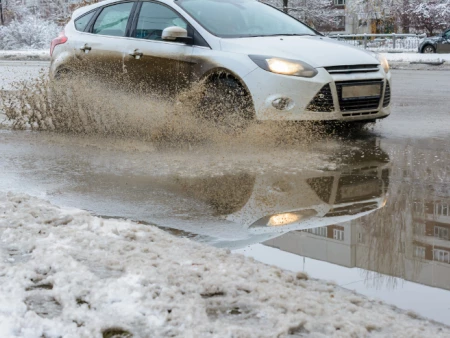 Cuidado con los charcos al volante: evita sustos innecesarios