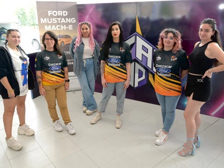 Las instalaciones de Galmotor - Gonzacar acogen la presentación de los eSports, la nueva apuesta de la gallega StarUP