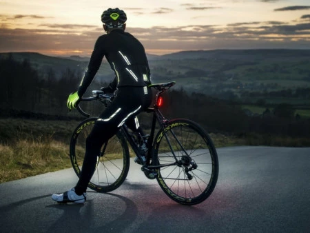 Ciclistas en carretera.