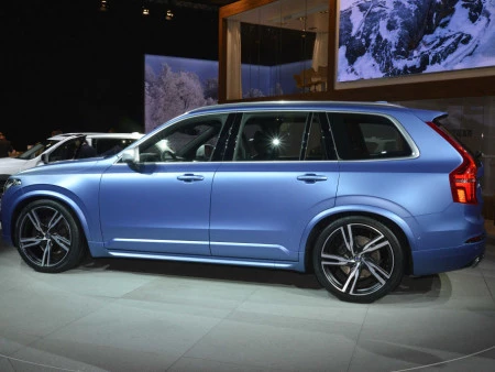 Volvo nos muestra su lado más desenfadado con un Volvo XC90 R Design azul mate