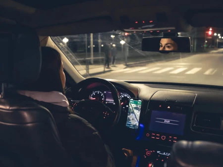 Claves y consejos para conducir de noche