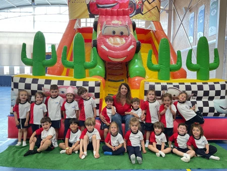 CONVIVE. Día en Infantil con hinchables.
