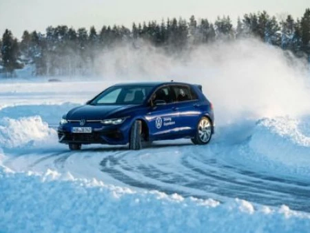 Volkswagen Driving Experience arranca la temporada 2024 con nuevos cursos de conducción en nieve y hielo