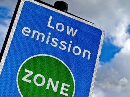 La expansión de las ZBE en 2026: Nuevas ciudades con restricciones.
