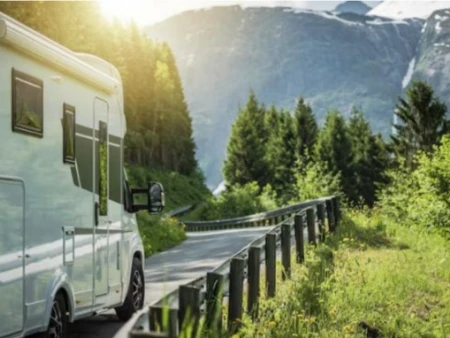 Ecoturismo en autocaravana: rutas sostenibles, aparcamientos autorizados, impacto medioambiental