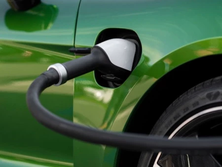 Recargar un coche eléctrico.