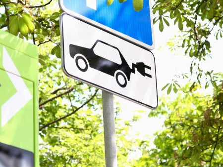 Etiquetas ambientales: ¿Qué coche comprar según las restricciones de tu ciudad?