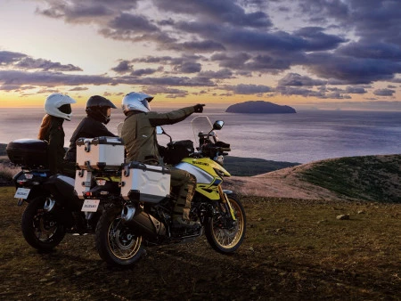 SUZUKI presenta en España las nuevas SUZUKI V-STROM 1050DE Y TECH