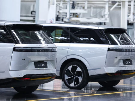 LA PRIMERA UNIDAD DEL ROBOTAXI DE XPENG FABRICADO EN SERIE SALE DE LA LÍNEA DE PRODUCCIÓN