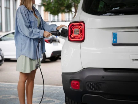 ¿Se puede cargar un coche eléctrico en un garaje comunitario? Guía completa