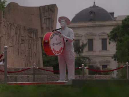 EBRO LLEVA A VALENCIA LA ESTATUA DE MANOLO CON “EL BOMBO DE TODOS” PARA APOYAR A LA SELECCIÓN
