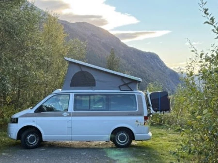 Minimalismo y micro-campers: cómo obtener una furgoneta pequeña, maniobrable, con todo lo esencial para viajar ligero.