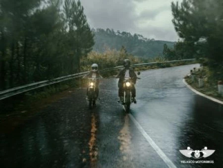 Consejos para conducir tu moto con lluvia