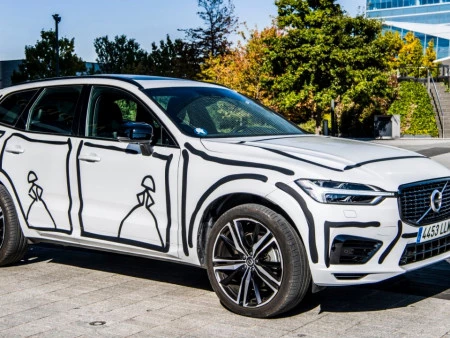 El arte de Las Meninas, de la mano del creador Antonio Azzato, vuelve a inundar las calles con el Volvo XC60
