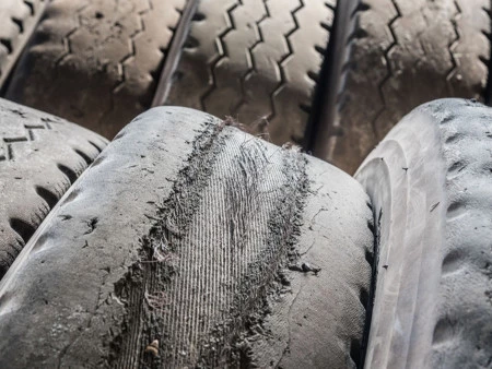 El Arte de la Seguridad: Señales de que es Tiempo de Cambiar y Revisar tus Neumáticos