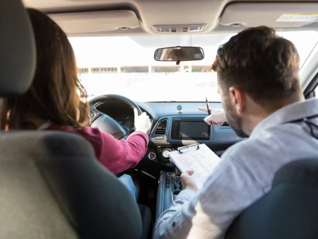Coches de autoescuela: requisitos y trámites para darlos de alta en la DGT